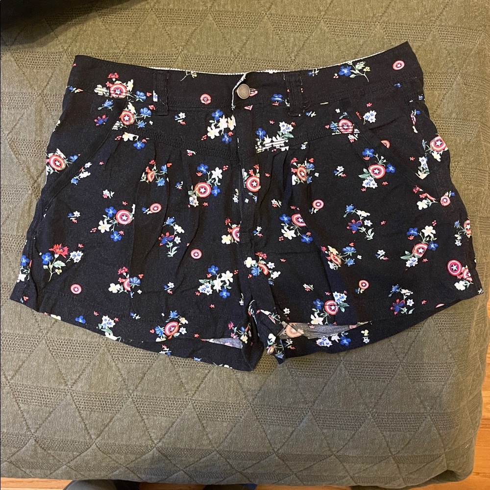 Lightweight Short Shorts Size Large Juniors- Marvel Captain America